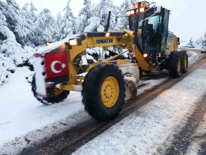 Karlı Yollar Büyükşehir Ekiplerince Açıldı