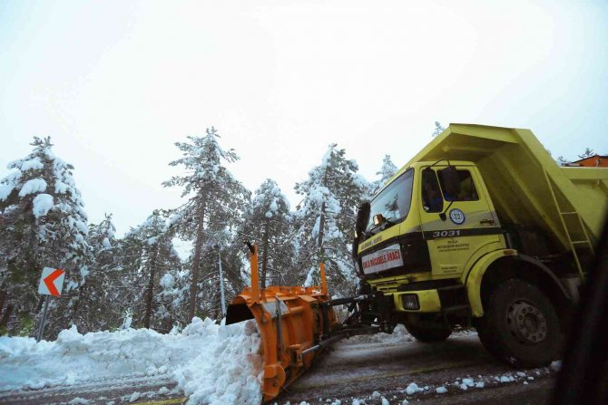 Karlı Yollar Büyükşehir Ekiplerince Açıldı