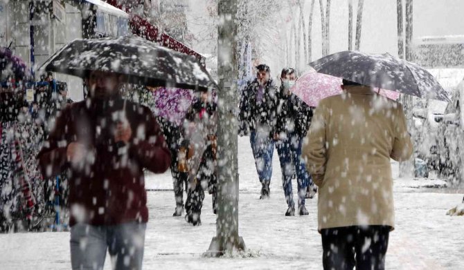 Muş’ta Lapa Lapa Kar Yağışı Renkli Görüntüler Oluşturdu