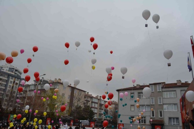 İ̇lkokul Öğrencileri, Atatürk’e Yazdıkları Mektupları Gökyüzüne Bıraktı