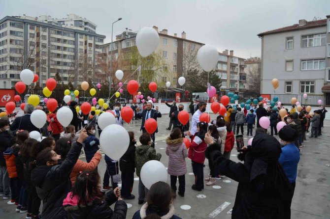 İ̇lkokul Öğrencileri, Atatürk’e Yazdıkları Mektupları Gökyüzüne Bıraktı