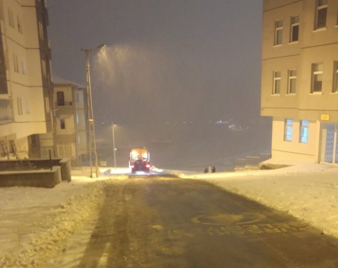 Pursaklar Belediyesinden İlk Kar Yağışına Anında Müdahale