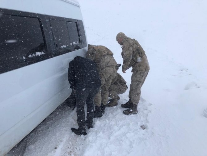 Kar Ve Tipide Mahsur Kalan 20 Öğrenci Kurtarıldı