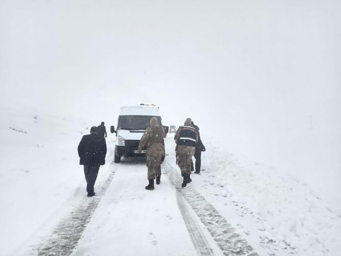 Kar Ve Tipide Mahsur Kalan 20 Öğrenci Kurtarıldı