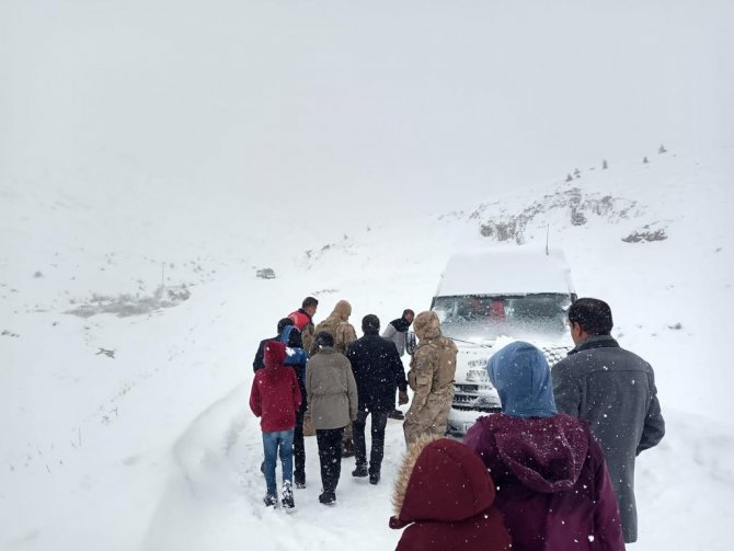 Kar Ve Tipide Mahsur Kalan 20 Öğrenci Kurtarıldı