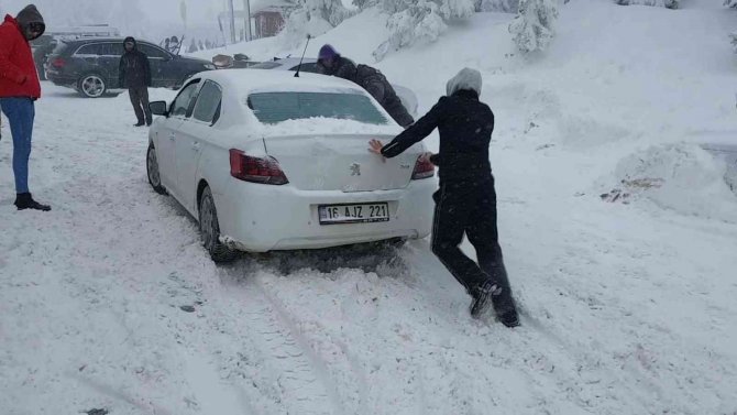 Uludağ’da Hafta Sonu Günübirlikçi Yoğunluğu