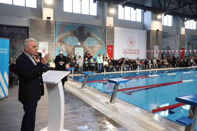 Ümraniye’de Genç Yüzücülerin Şampiyonluk Mücadelesi Nefes Kesti