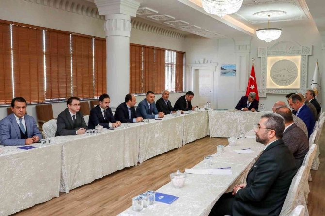 Vali Bilmez, İlçe Belediye Başkanlarıyla Bir Araya Geldi