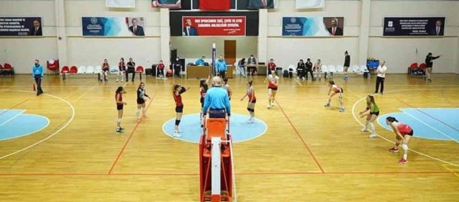 Voleybolda Ayvalık Derbisini Kırmızı Şimşekler Kazandı