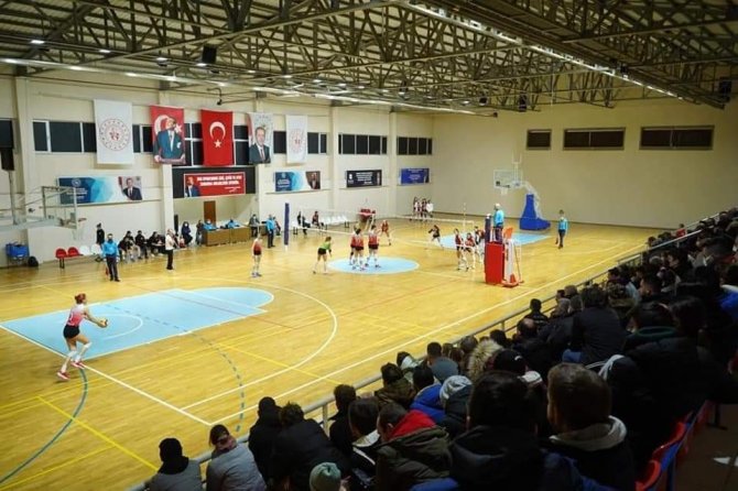 Voleybolda Ayvalık Derbisini Kırmızı Şimşekler Kazandı