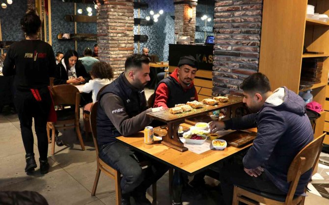 Küçük Bir Dükkanda İşe Başlayan Dönerci, Artık Şubeleşiyor