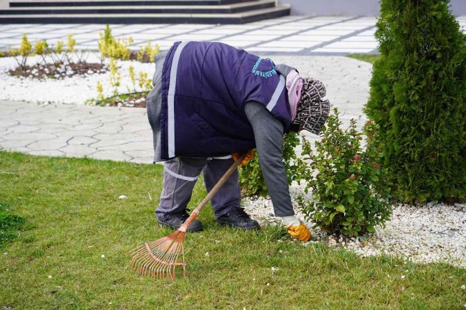 Altıeylül’de Yeşil Alan Ve Parklarda Kış Hazırlığı