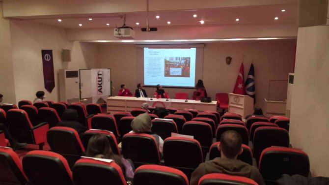 Anadolu Üniversitesi Akut Öğrenci Topluluğu Eğitimleri Sürüyor