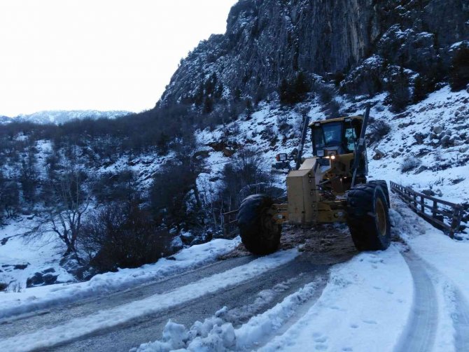 Alanya’da Kardan Kapanan Yollar Açılıyor