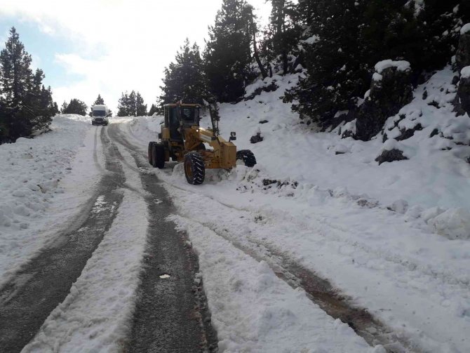 Alanya’da Kardan Kapanan Yollar Açılıyor