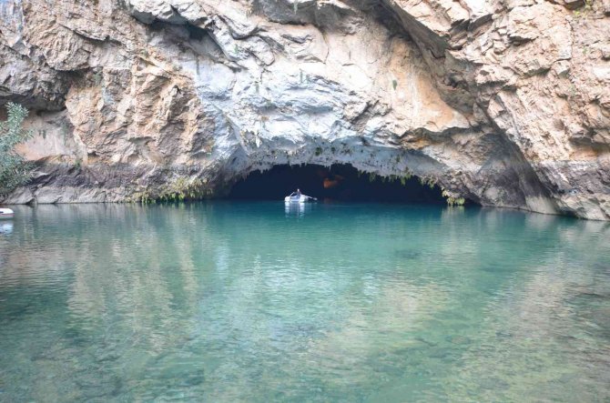 Torosların Koynundaki Güzellik Altınbeşik Mağarası