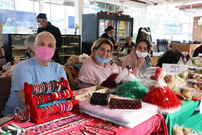 Atakumlu Emekçi Kadınlardan Yılbaşı Konseptli Pazar