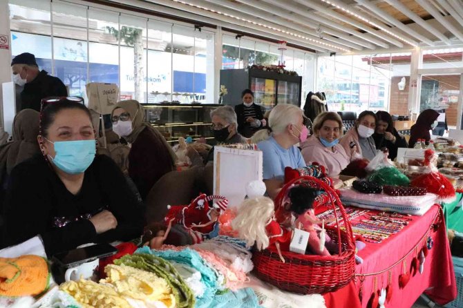 Atakumlu Emekçi Kadınlardan Yılbaşı Konseptli Pazar