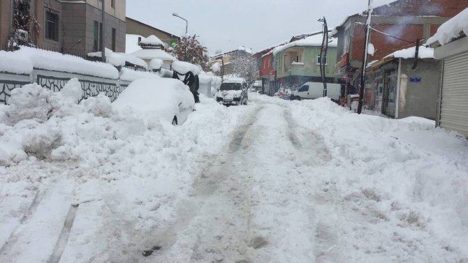 Karlıova’da Araçlar Kara Gömüldü