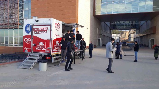 Belediye’nin Sıcak Çorba İkramı Taktir Topluyor