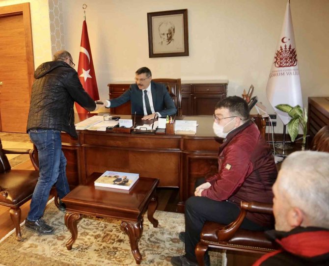 Kaybolan Cüzdanı Vatandaşlar Buldu, Çorum Valisi Sahibine Ulaştırılması İçin Seferber Oldu