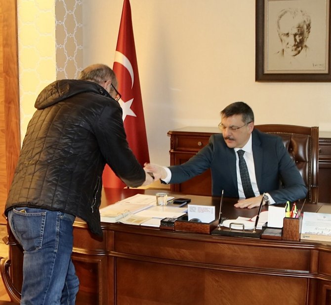 Kaybolan Cüzdanı Vatandaşlar Buldu, Çorum Valisi Sahibine Ulaştırılması İçin Seferber Oldu