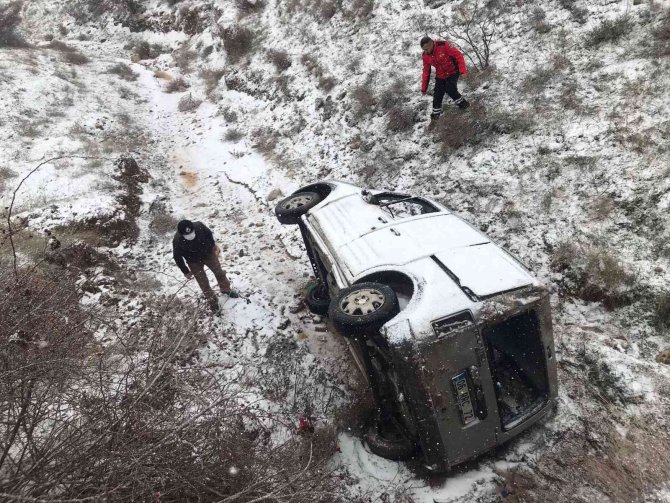 Hafif Ticari Araç Köprüden Uçtu: 2 Yaralı
