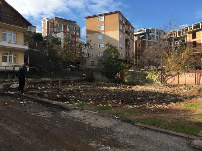 Derince’de Tehlike Arz Eden Binalar Yıkılıyor