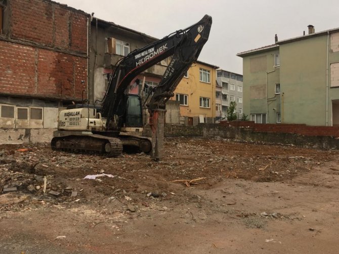 Derince’de Tehlike Arz Eden Binalar Yıkılıyor