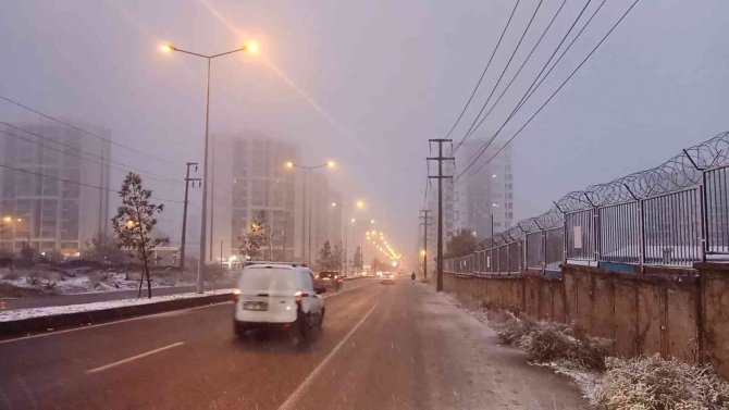 Diyarbakır’a Mevsimin İlk Karı Yağdı