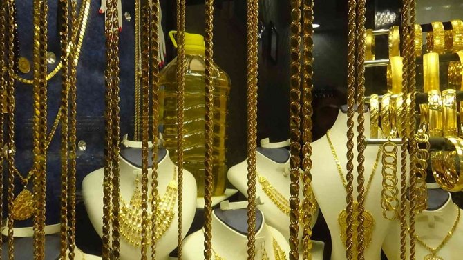 Diyarbakırlı Kuyumcu Stokçulara Tepki Göstererek Yağ İle Altını Aynı Vitrine Koydu
