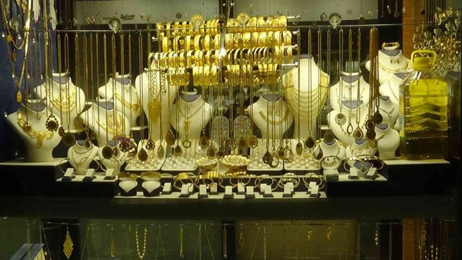 Diyarbakırlı Kuyumcu Stokçulara Tepki Göstererek Yağ İle Altını Aynı Vitrine Koydu