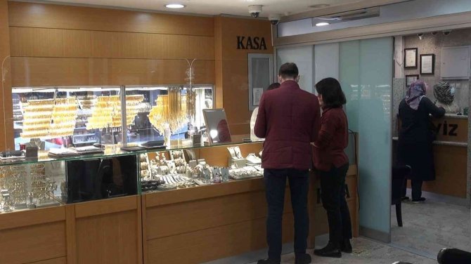 Dövizdeki Ani Düşüş Kocaeli’deki Döviz Bürolarını Boş Bıraktı