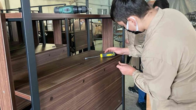 Lise Öğrencileri, İlkokul Öğrencileri İçin Kolları Sıvadı