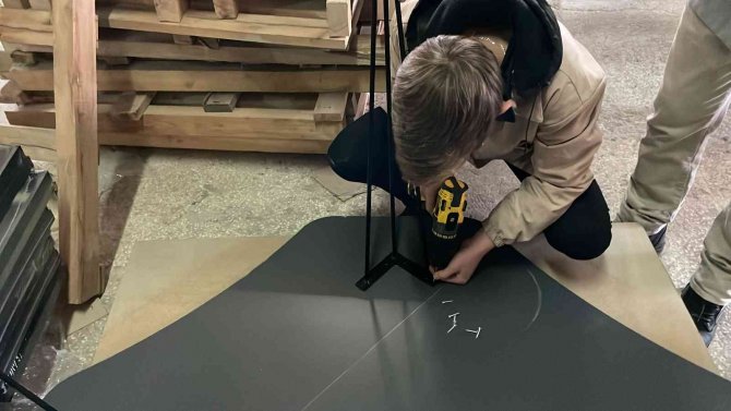 Lise Öğrencileri, İlkokul Öğrencileri İçin Kolları Sıvadı