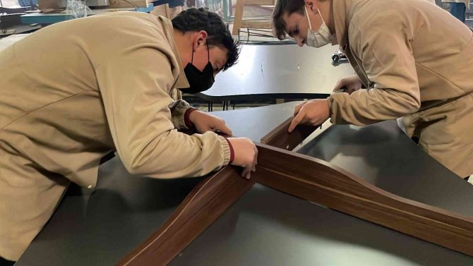 Lise Öğrencileri, İlkokul Öğrencileri İçin Kolları Sıvadı