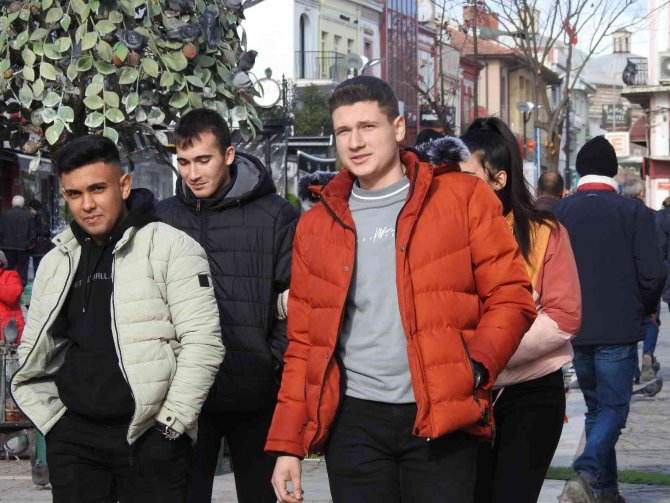 Esnaf Tekrar Kapanmaktan, Vatandaşlar İse Vaka Artışlarından Korkuyor