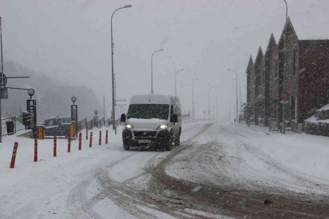 Erzurum’da Lapa Lapa Yağan Kar, Kimine İşkence Kimine Eğlence Oldu