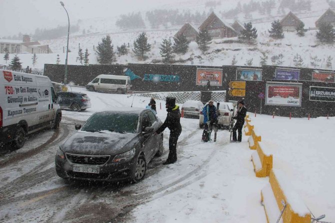 Erzurum’da Lapa Lapa Yağan Kar, Kimine İşkence Kimine Eğlence Oldu