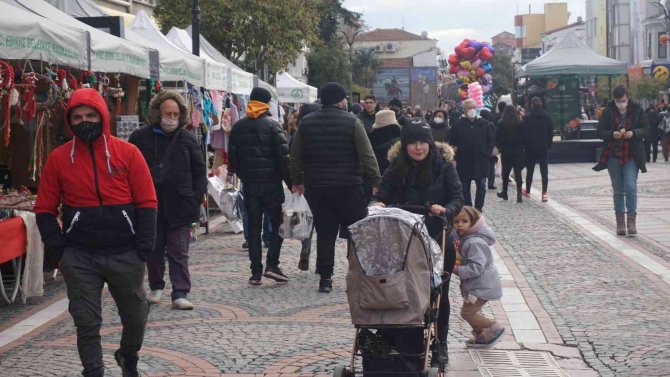 Esnaf Tekrar Kapanmaktan, Vatandaşlar İse Vaka Artışlarından Korkuyor