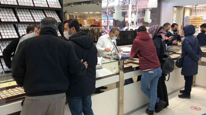 Altın Fiyatları Düştü, Vatandaşlar Kuyumculara Akın Etti