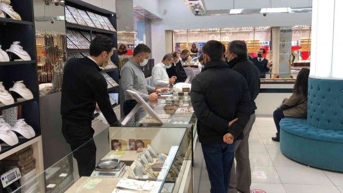 Altın Fiyatları Düştü, Vatandaşlar Kuyumculara Akın Etti