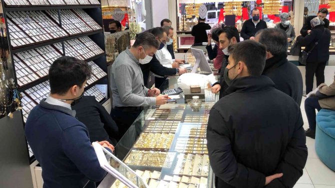 Altın Fiyatları Düştü, Vatandaşlar Kuyumculara Akın Etti
