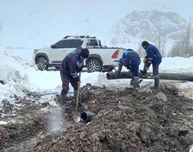 Hakkari’de Kar Yağışı Altında Su Arıza Onarımı