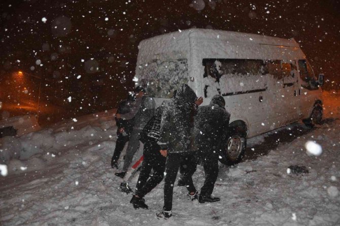 Yüksekova’da Tipide Araçlar Yolda Mahsur Kaldı