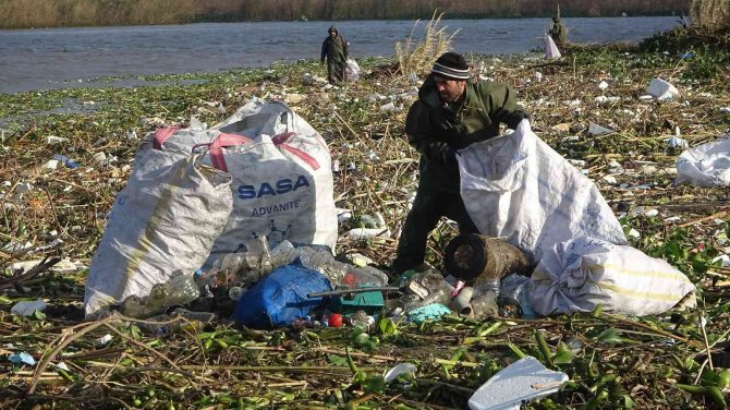 Sahile Vuran Odunlar Kışlık Yakacakları Oldu