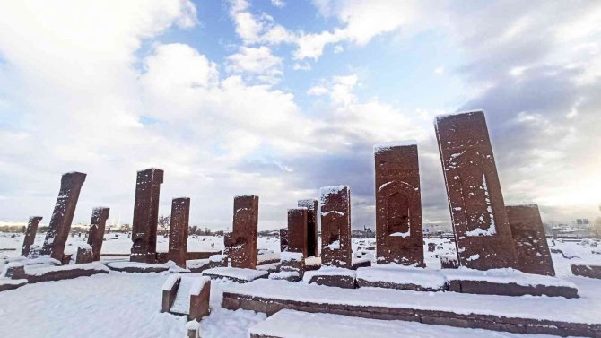 Ahlat’ta Kar Yağışı