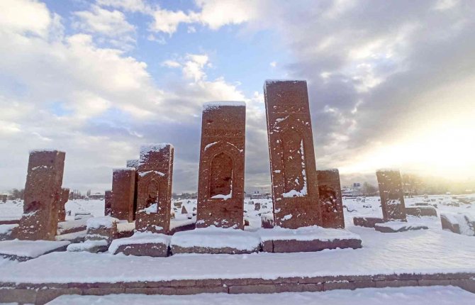 Ahlat’ta Kar Yağışı