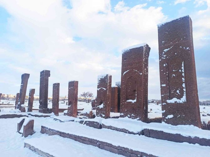 Ahlat’ta Kar Yağışı