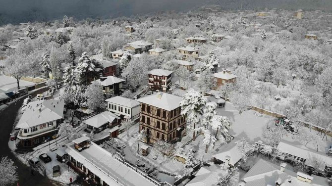 Safranbolu’da Etkili Olan Kar En Çok Çocukları Sevindirdi